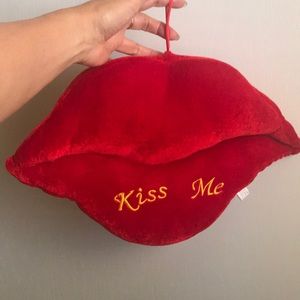 Decorative “Kiss me” pillow